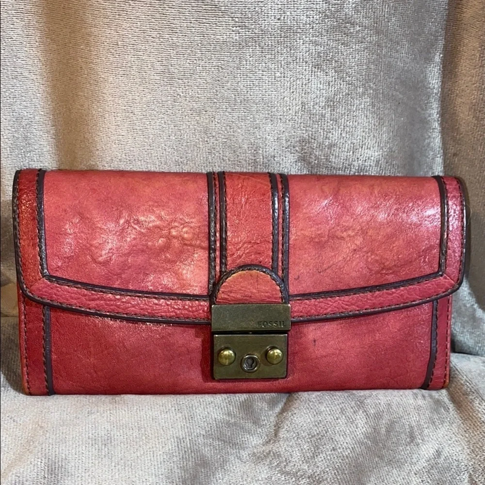 Fossil Red Leather trifold wallet with Vintage Charm